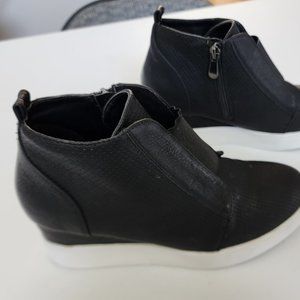 Black Women's Wedge Side-Zip Shoe Booties Size 8